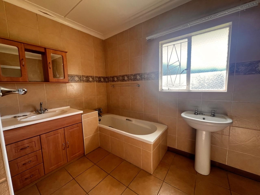 To Let 4 Bedroom Property for Rent in Beacon Bay Eastern Cape